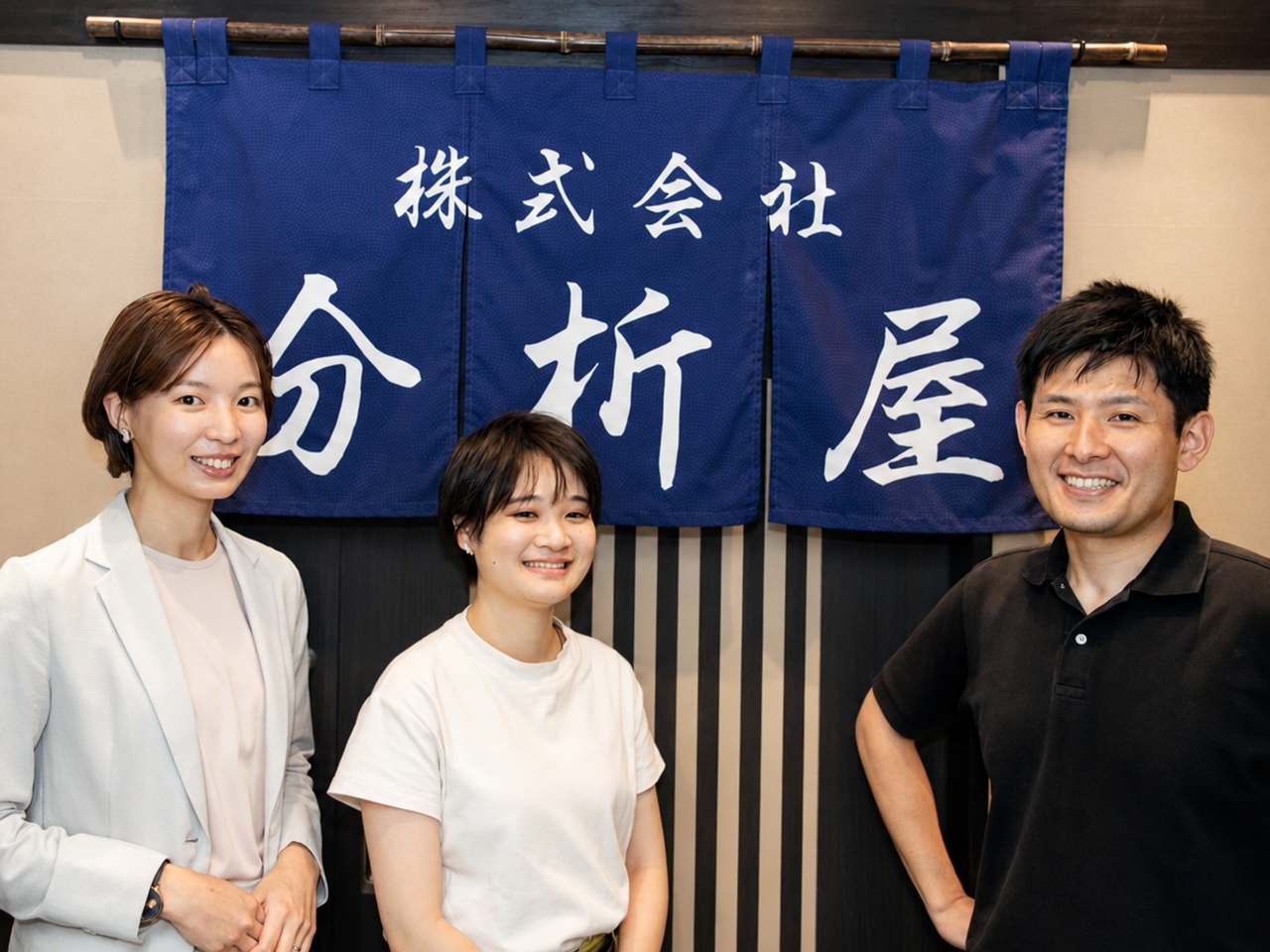 会議室には実物ののれんが飾られており、中は和室テイスト。IT企業らしからぬ雰囲気が特徴です。