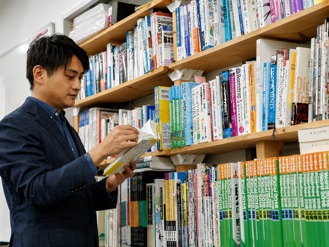 読書好きなメンバーが多く、社内には本がギッシリ。技術書以外の本もかなり充実しています。