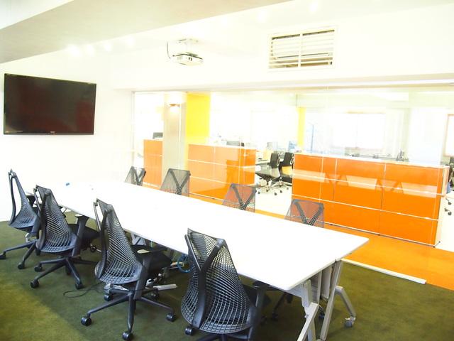 明るくカラフルなオフィスです。