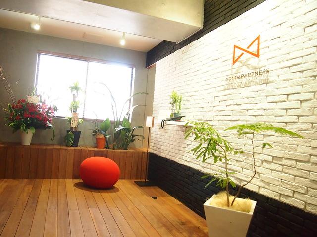 グリーンとウッドのエントランス。