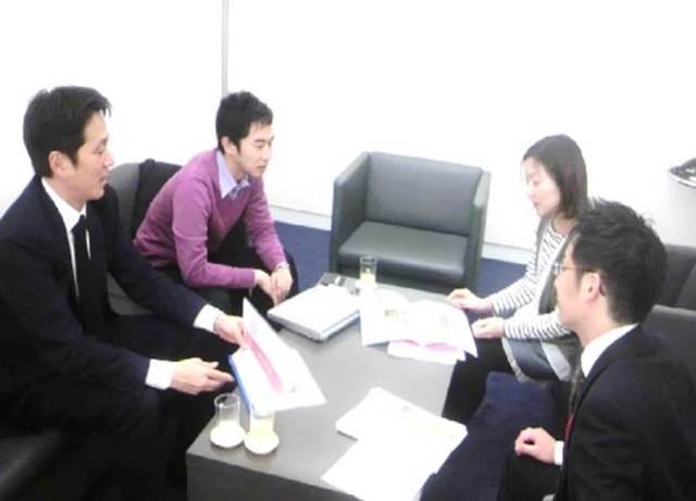 クライアントからブランドの課題をヒアリングし、解決に向けて取り組みます。