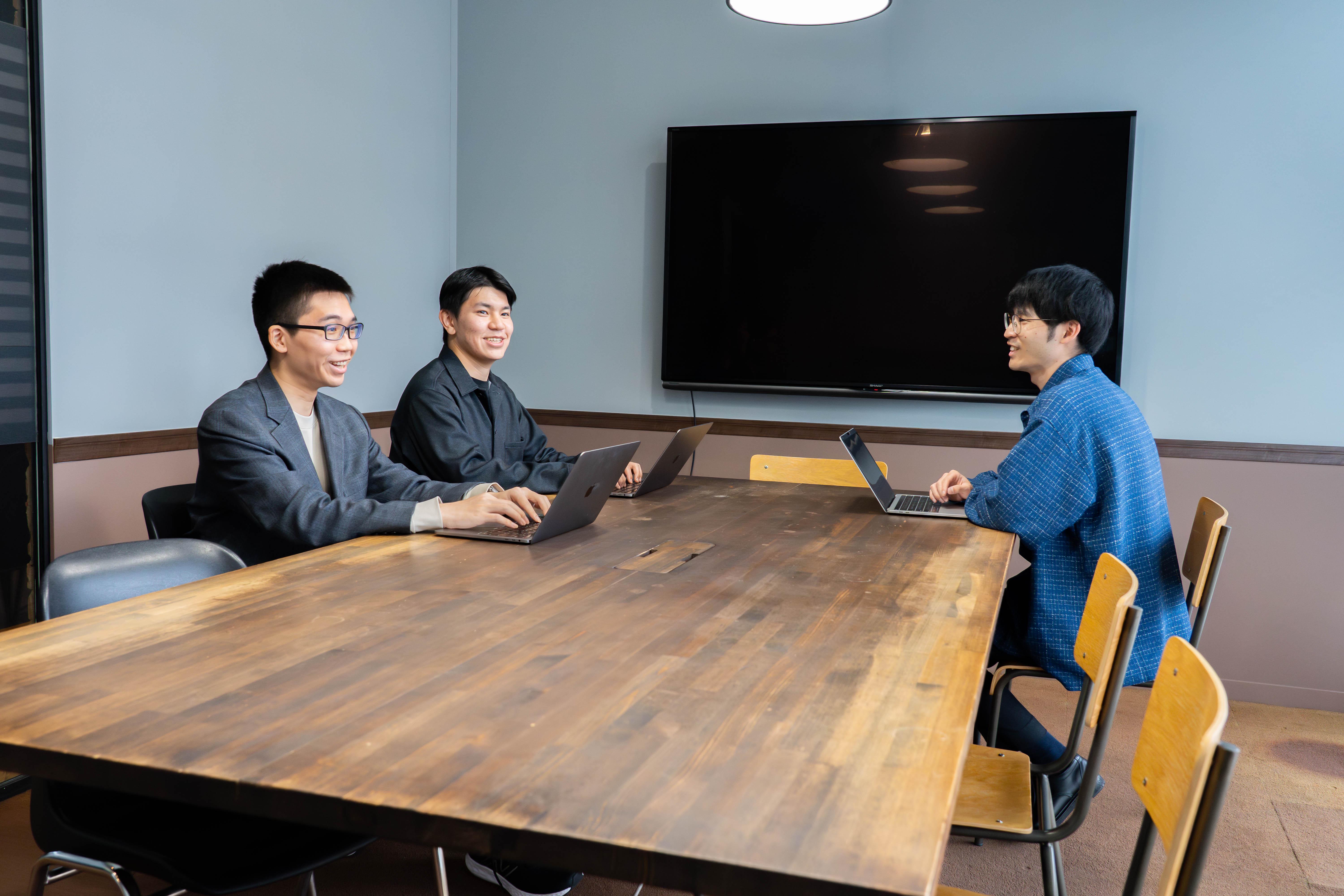 ミーティング風景。グループの垣根なく、社員同士のコミュニケーションも多い。