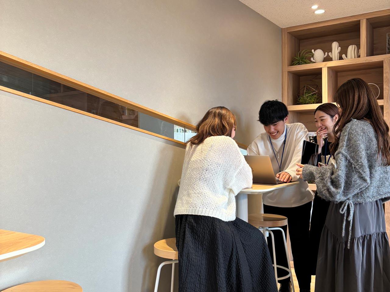 著名ブランドをクライアントとして直取引し、店舗ネットワークは1万2,000店舗以上に及ぶ。