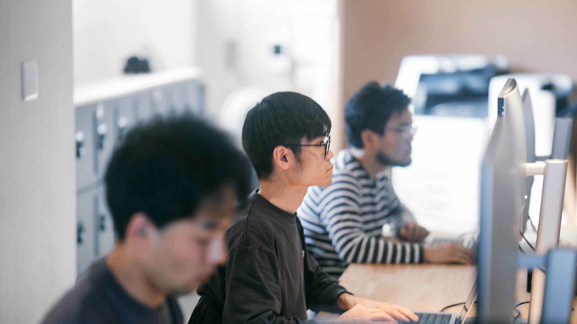 技術面では、Jamstack、エッジサーバレス、ヘッドレスCMS等、フロントエンドの最新技術と、CloudflareやVercelなどのサーバレスなホスティングサービスといったモダンな仕様や環境で構築。
