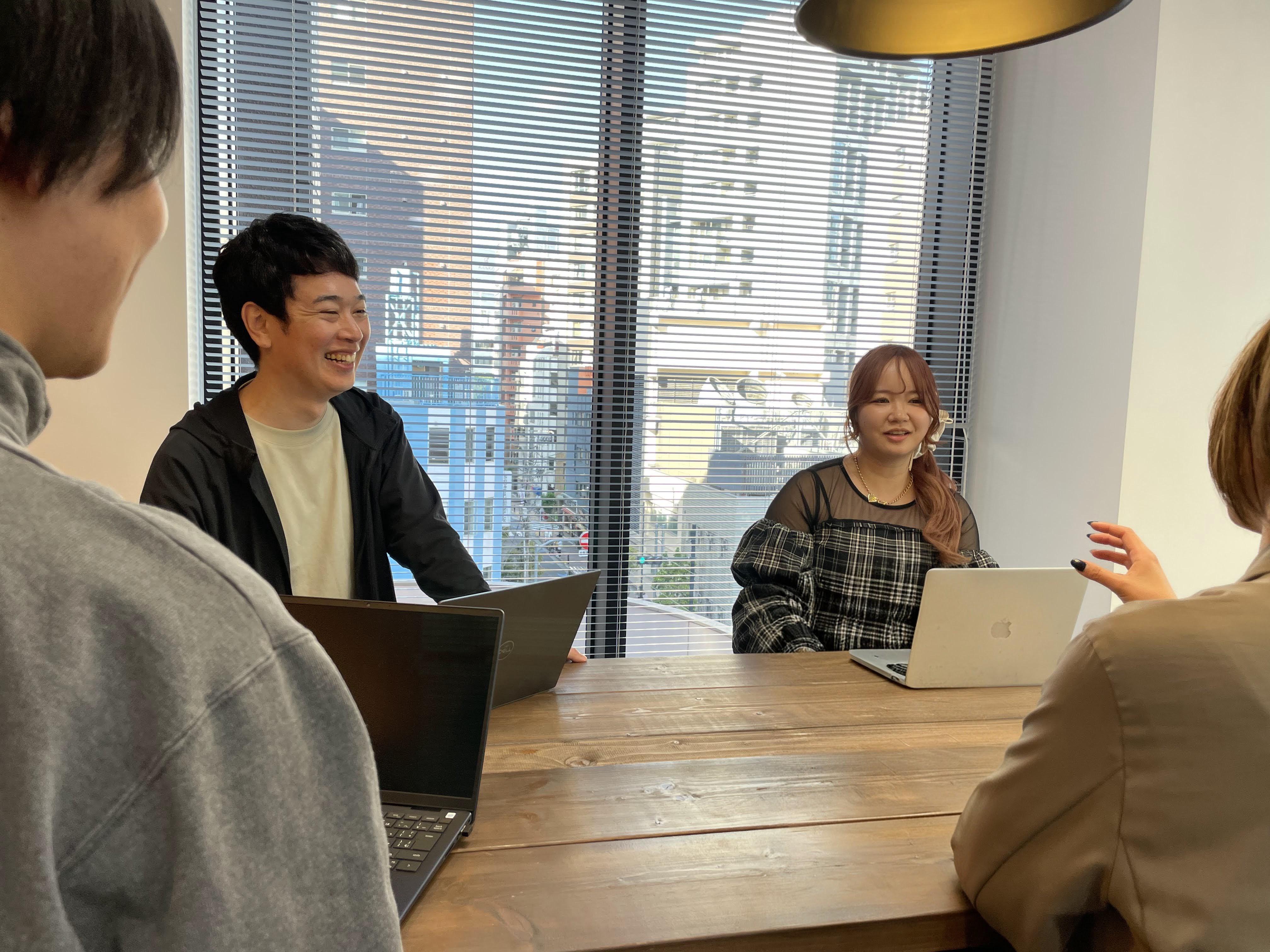 現在、東京と金沢の2拠点で180名。ゲーム、アニメなどエンタメ好きなメンバーが多数。「好き」が仕事に直結した環境です。