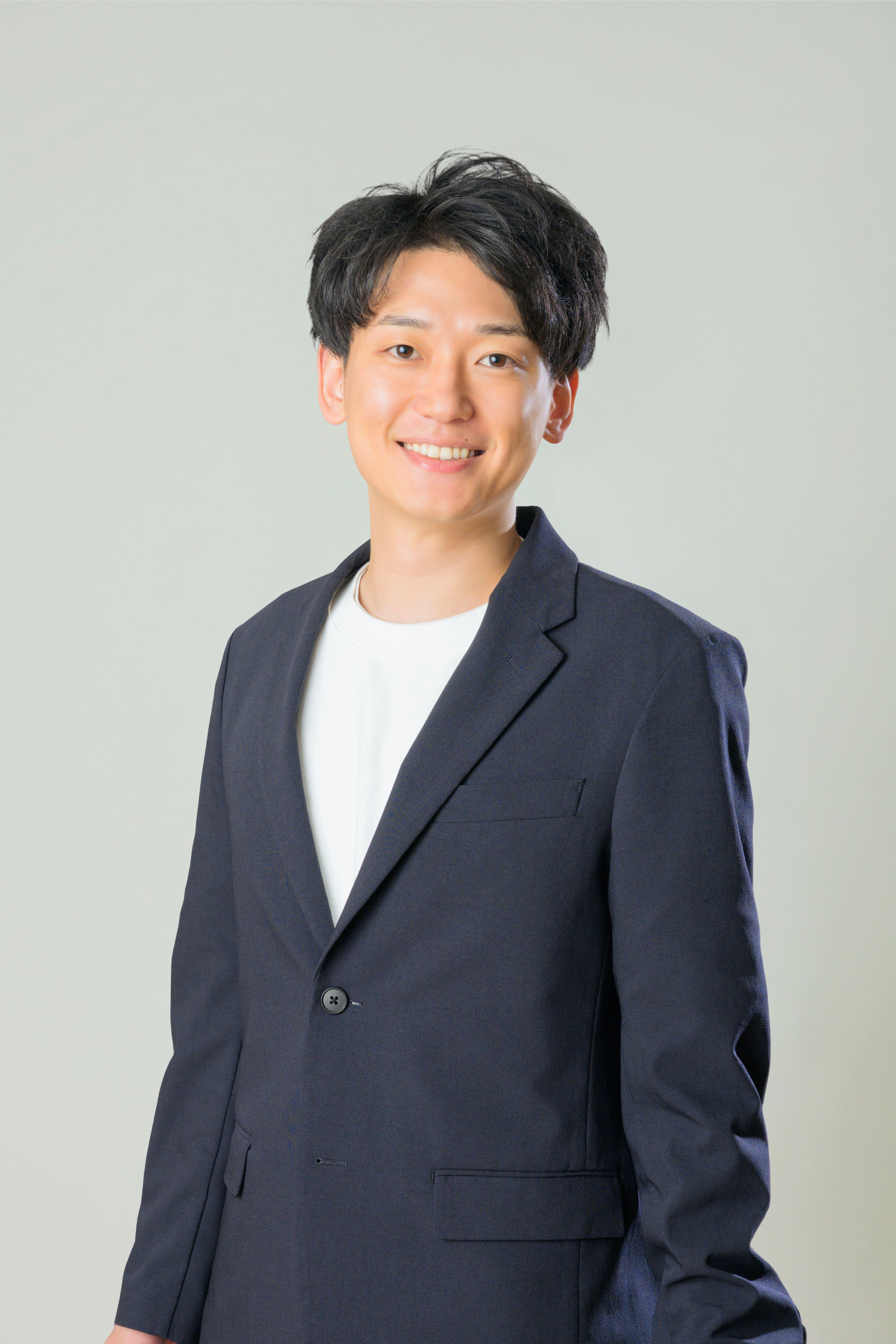 海外渡航用データ通信アプリ『trifa』を手掛ける同社。代表取締役の嘉名雅俊氏が一人で立ち上げた。