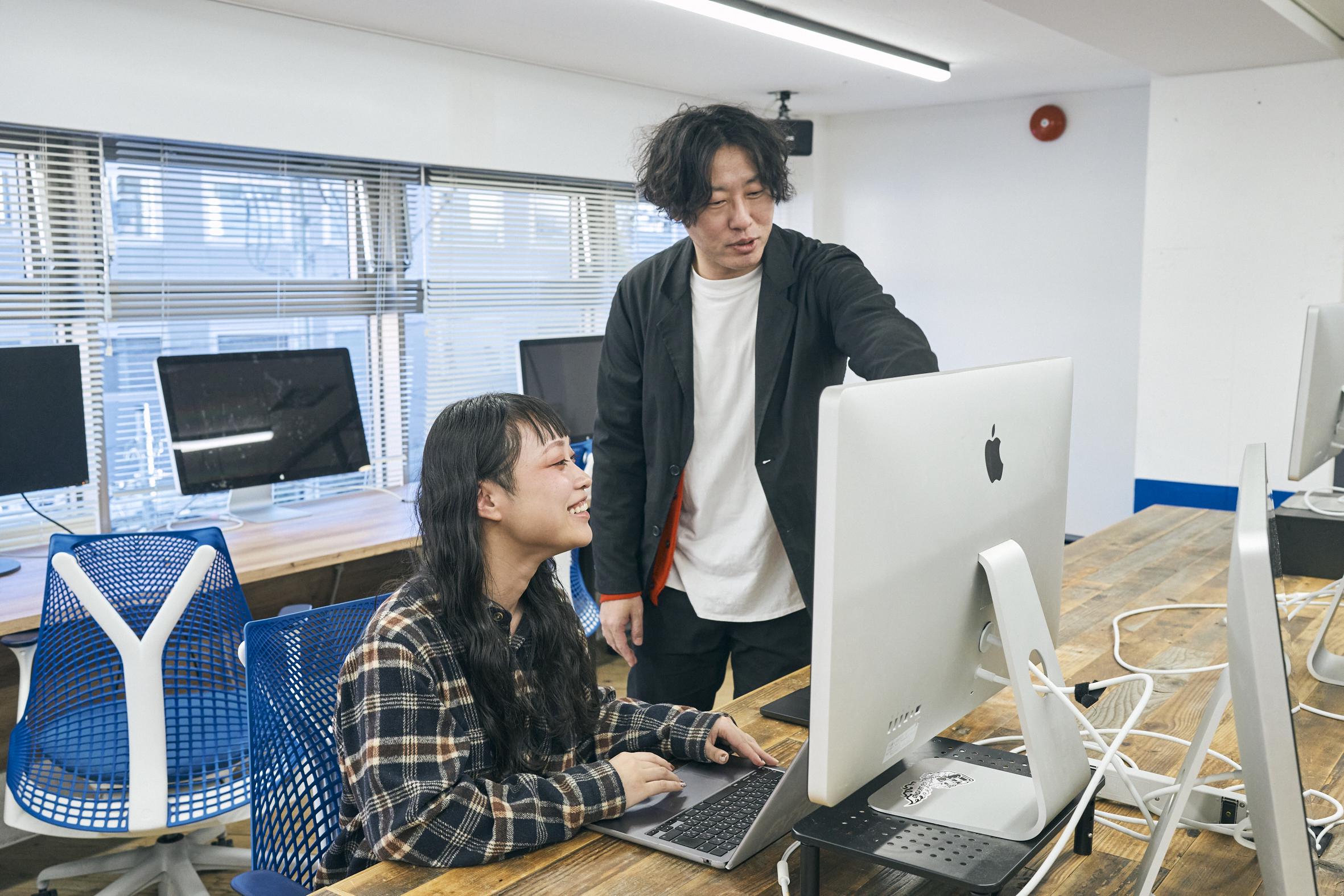 新卒採用、および育成を積極的に行っています。インターン、1on1、メンター制度、研修が充実しています。