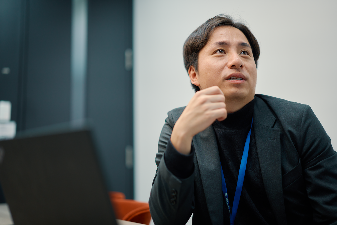 主力は、商談内容をAIが解析し、Salesforceへ自動入力する営業支援プロダクト。議事録生成、情報抽出、構造化データ化、CRM入力自動化を通じて営業生産性向上を実現します。