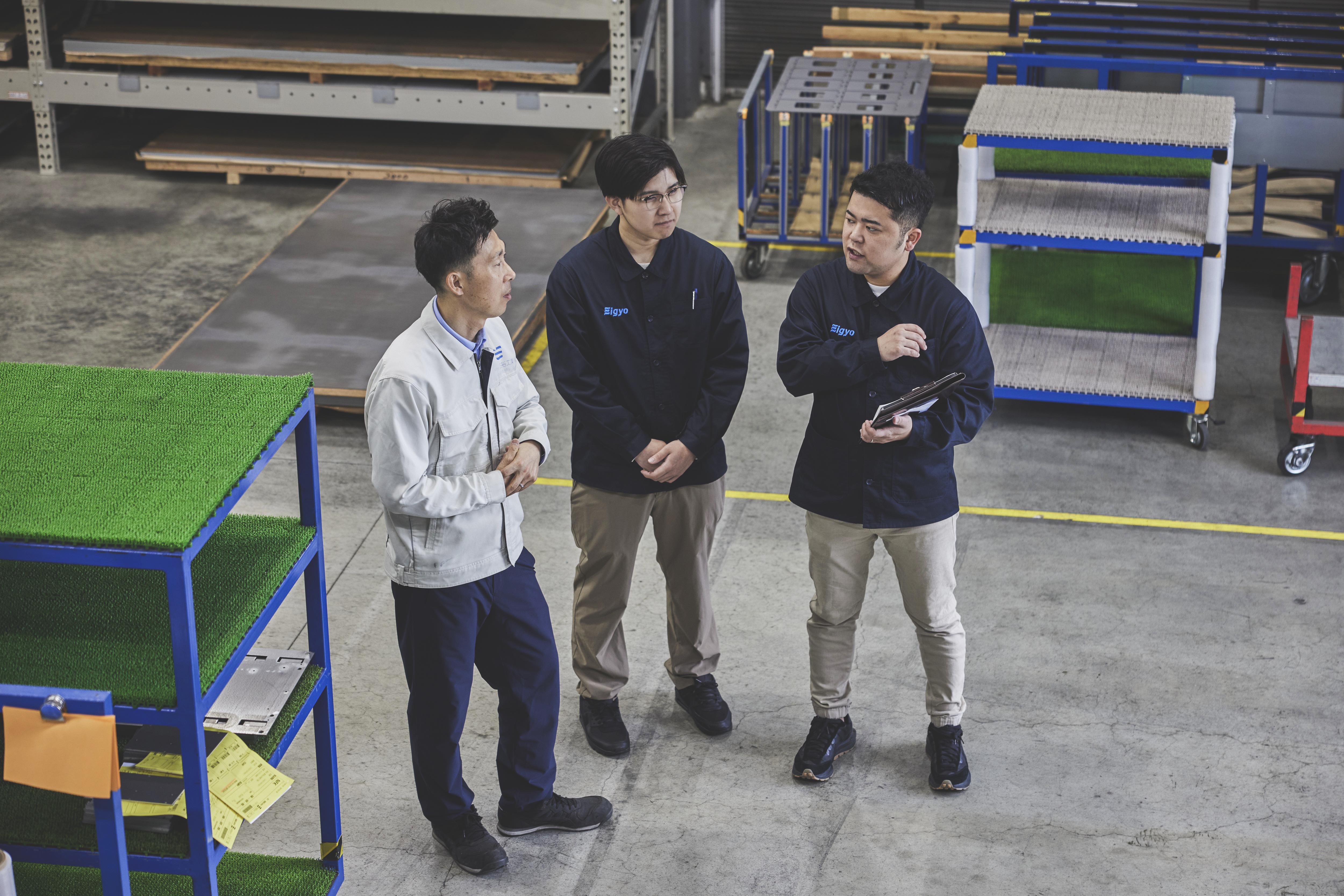製造業の現場に足を運び、まだ言語化されていない声を聴くことから、私たちの提案とサービスづくりは始まります