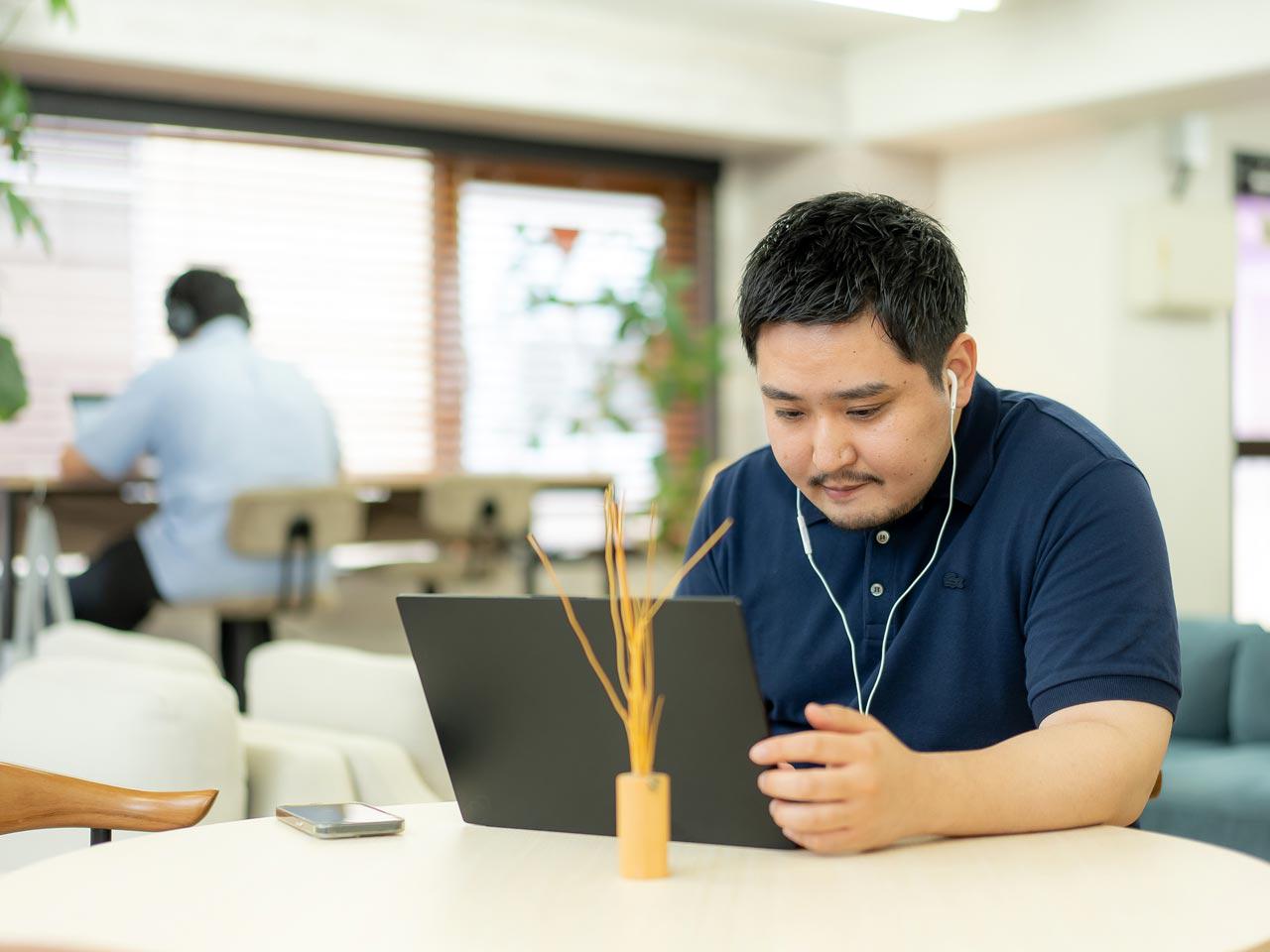 デジタル音声広告領域に特化し、アドテクによる広告枠の開発および提供、コンテンツ制作、配信、さらには効果計測までを一貫して提供する、国内における唯一無二の存在。