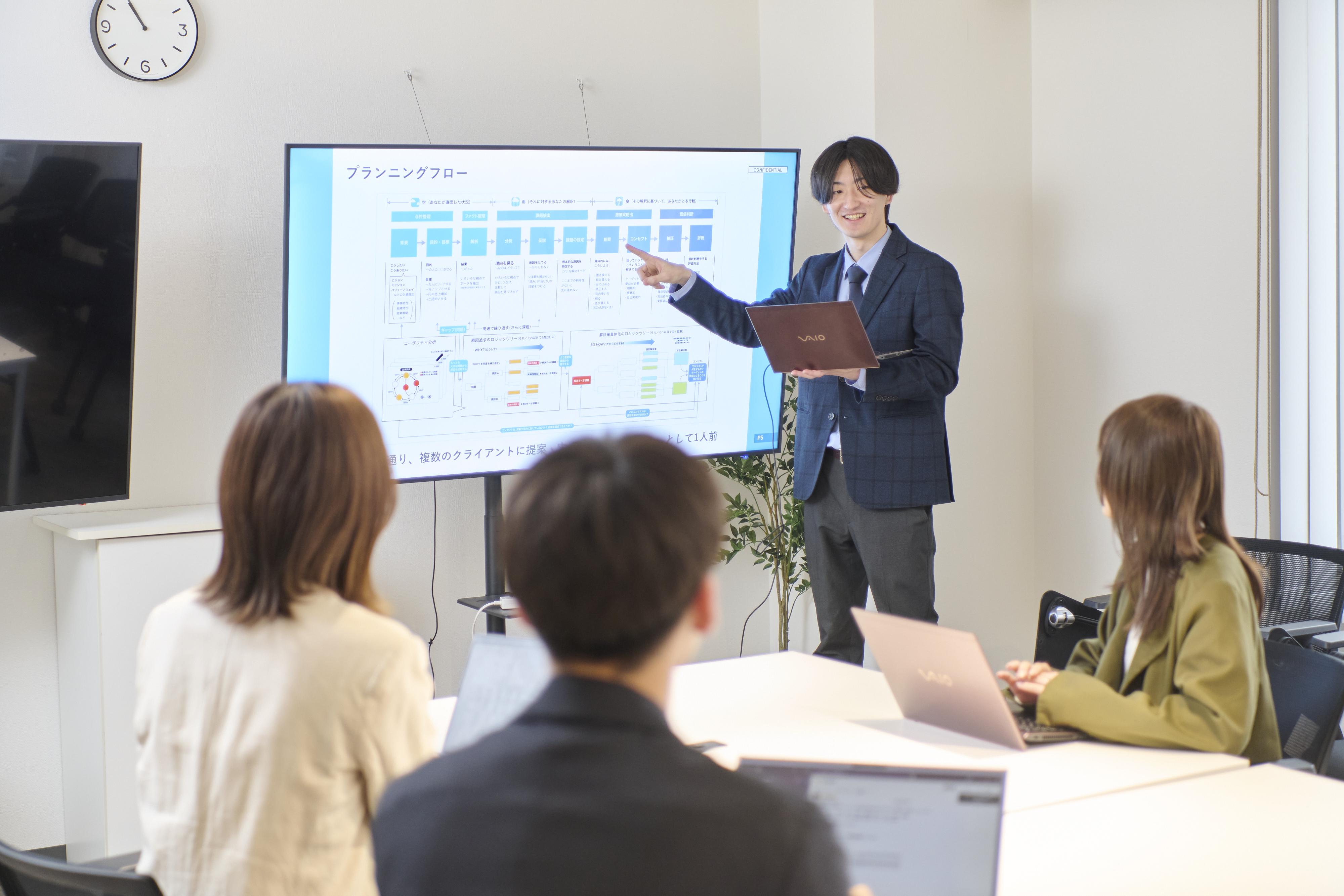 データ解析なども、複数のメンバーでいろいろな視点から問題を指摘し合い、解決すべき課題を見つけていきます。