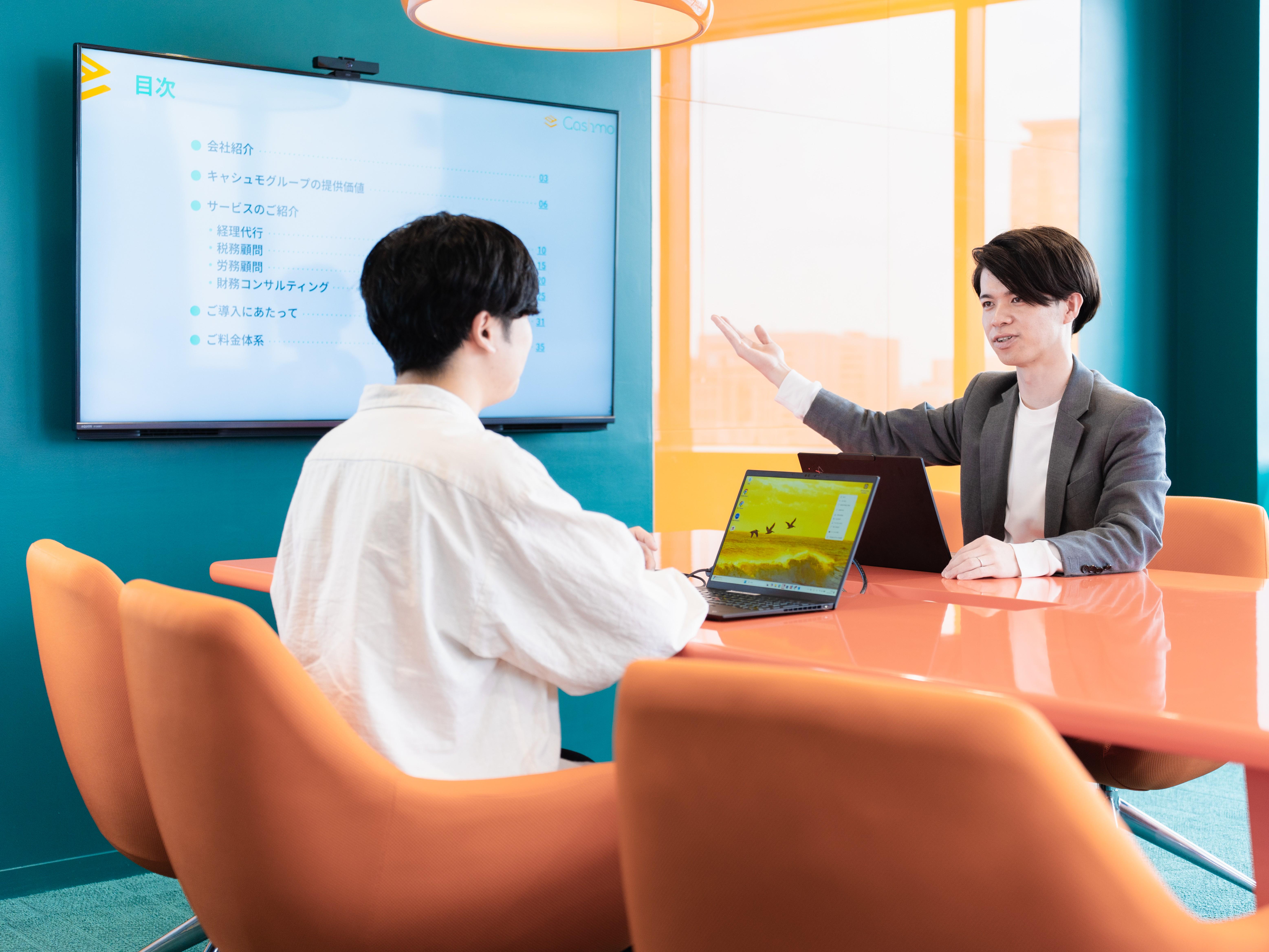 業務がオンラインで完結し、お客様が行うことは、必要書類のクラウドへのアップロードと資金移動のみとなるため、中小企業に「経理担当がいなくても回る」仕組みを提供します。