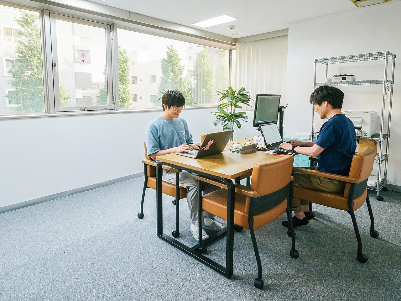 中核を担うStudio事業を軸に、企画やコンセプトを生み出す源流からグローバル展開まで事業を広げ、作り手と、それを受け取る人との新たな出会いを生み出していく。