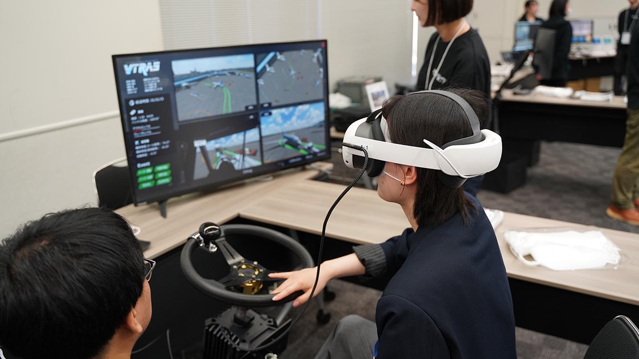 VR訓練シミュレータ「∀TRAS(アトラス)」（全日本空輸株式会社様）をはじめ、訓練用ハードウェアと連動したVRソリューションも多数ご紹介しました。