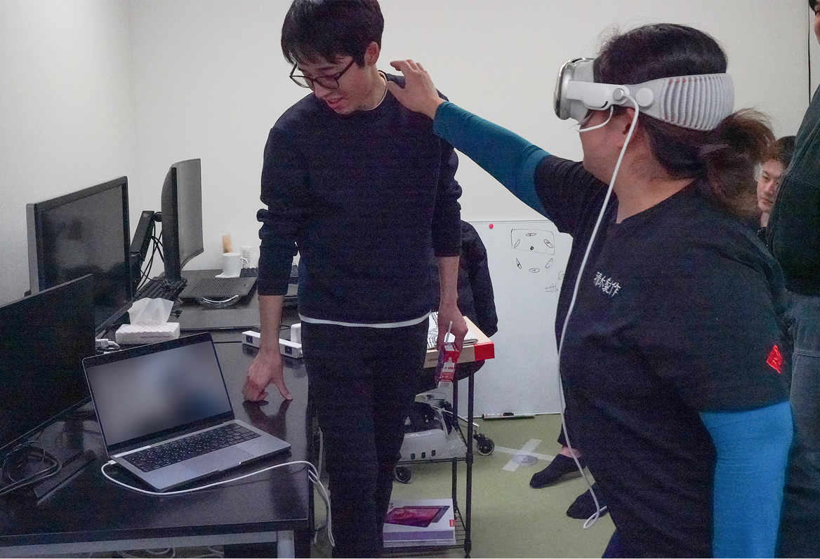 年末恒例の社内コンテンツ体験会（TCDmini）。体験した感想を言い合ったり、活発な意見交換がされます。コミュニケーションの場にもなります!