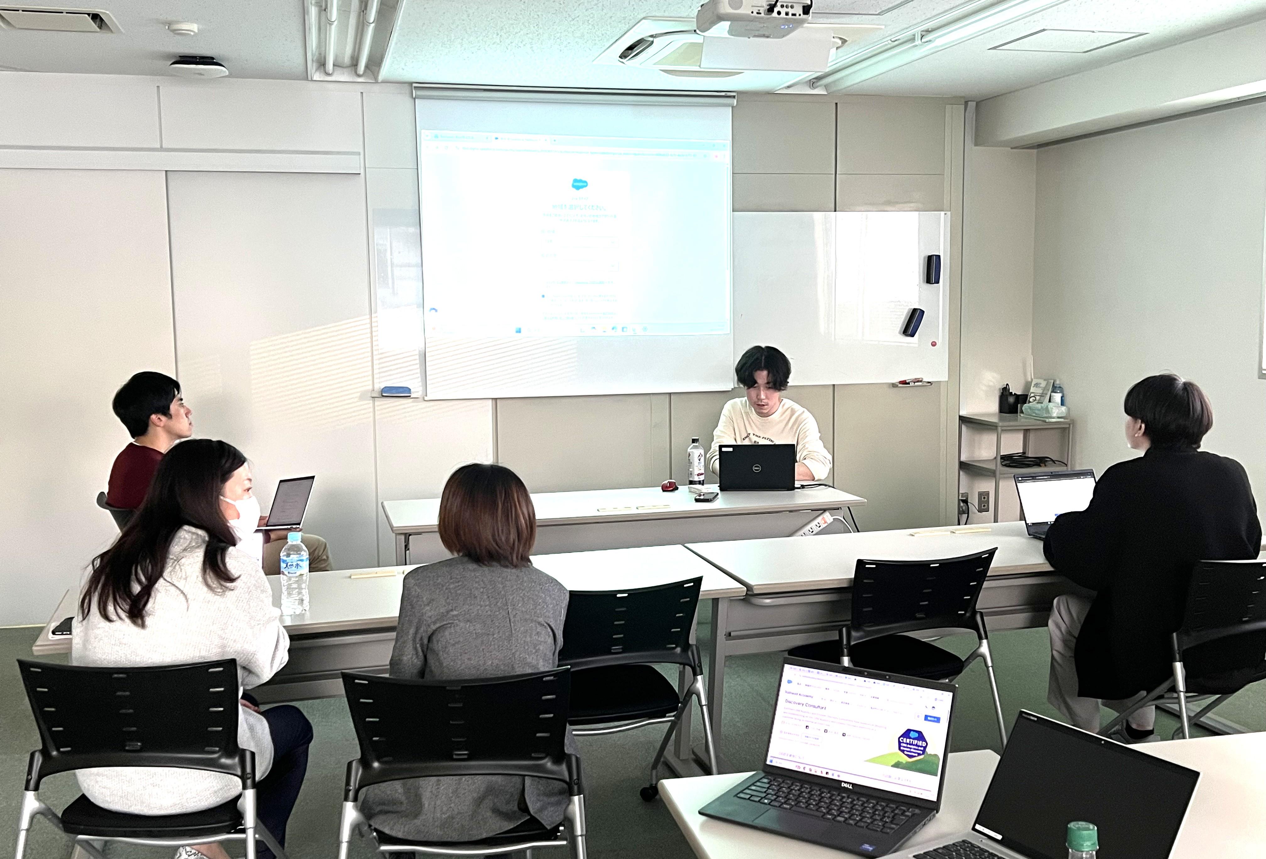 就業時間内に行われる、月に1度の
Salesforce勉強会