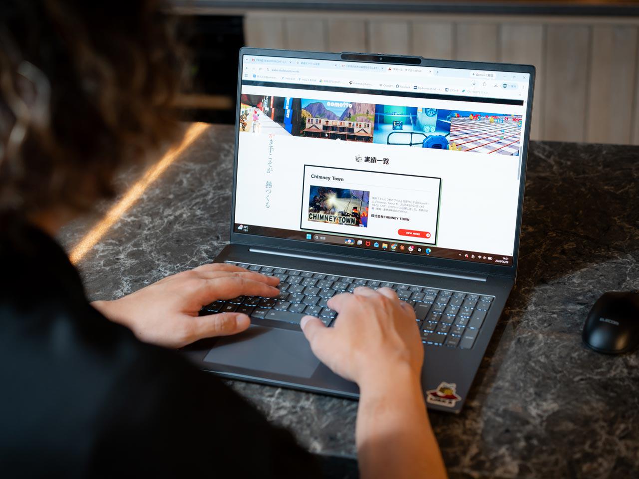 Robloxは、世界で月間4億人規模のユーザーが利用するゲームプラットフォームで、単にゲームを遊ぶ場所ではなく、友人と集まり、通話やチャットをしながら過ごすソーシャルな場として、α世代やZ世代に人気がある。