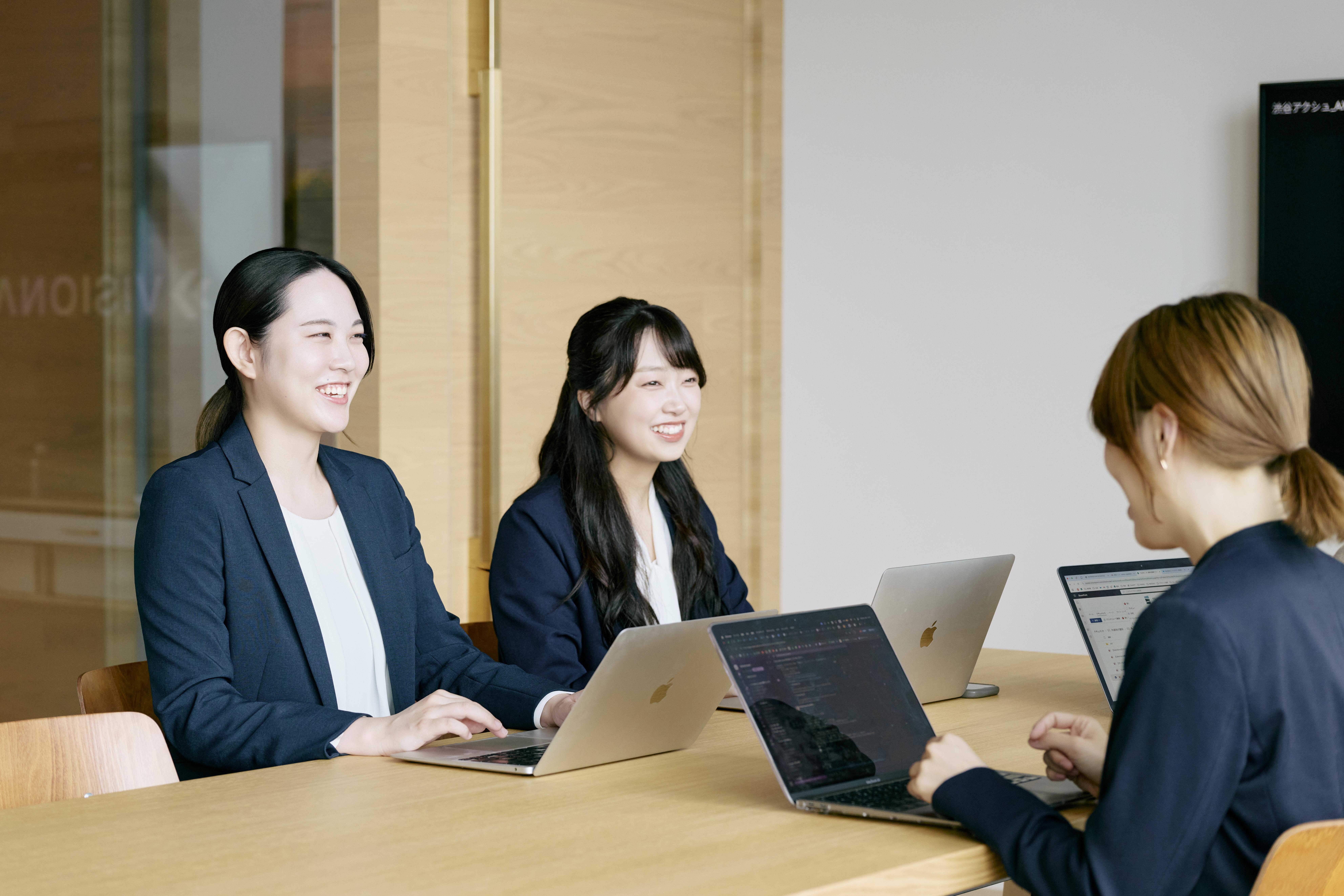 IT業界出身者が半数以上を占めている同社。こうした人材がコンサルティングも手掛けることで、顧客の業務だけでなく、ITの深い部分までを知った上での課題の把握から、RFPの作成、PMOまでを一貫して行えることで、より的確なソリューションをより効率的にデリバリーできる点が強みです。
