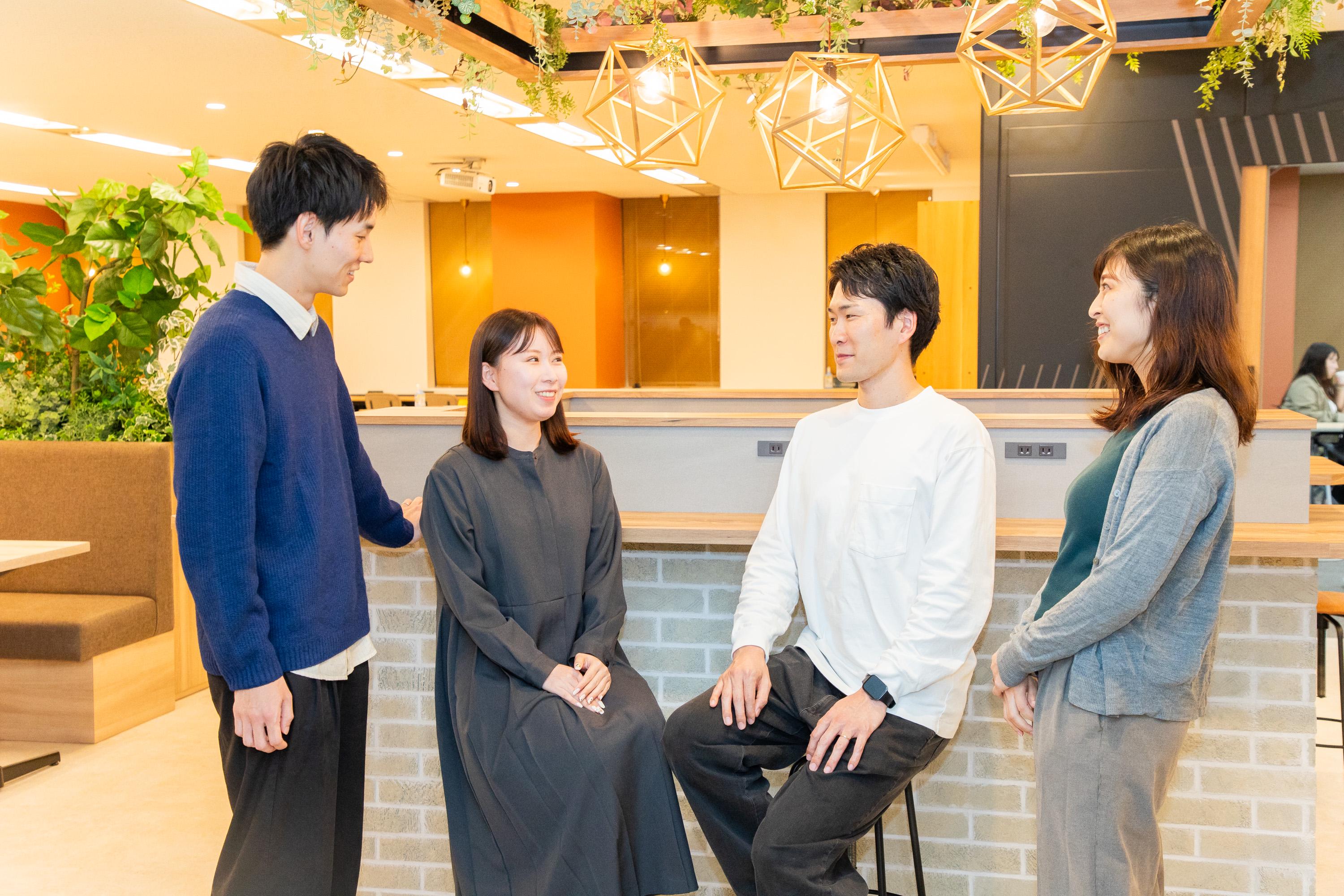 教え合うのはあたりまえ！9割以上は未経験からの転職。同じ境遇だからこそ、お互いに切磋琢磨しながら成長できる環境があります。