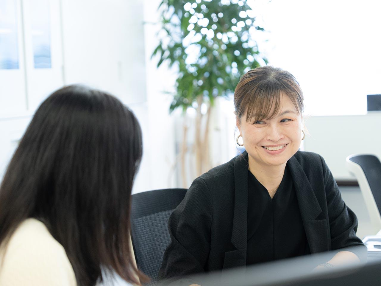 同社では、経営企画のメンバーだけではなく、社員達とコミュニケーションを取りながら、現場の運用に耐え得る仕組みを実現できる技術者が求められている。