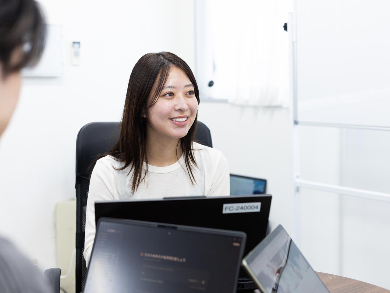 未経験でも意欲ある人材に広く門戸を開き、案件と社内プロジェクトを通して成長を実現する。
