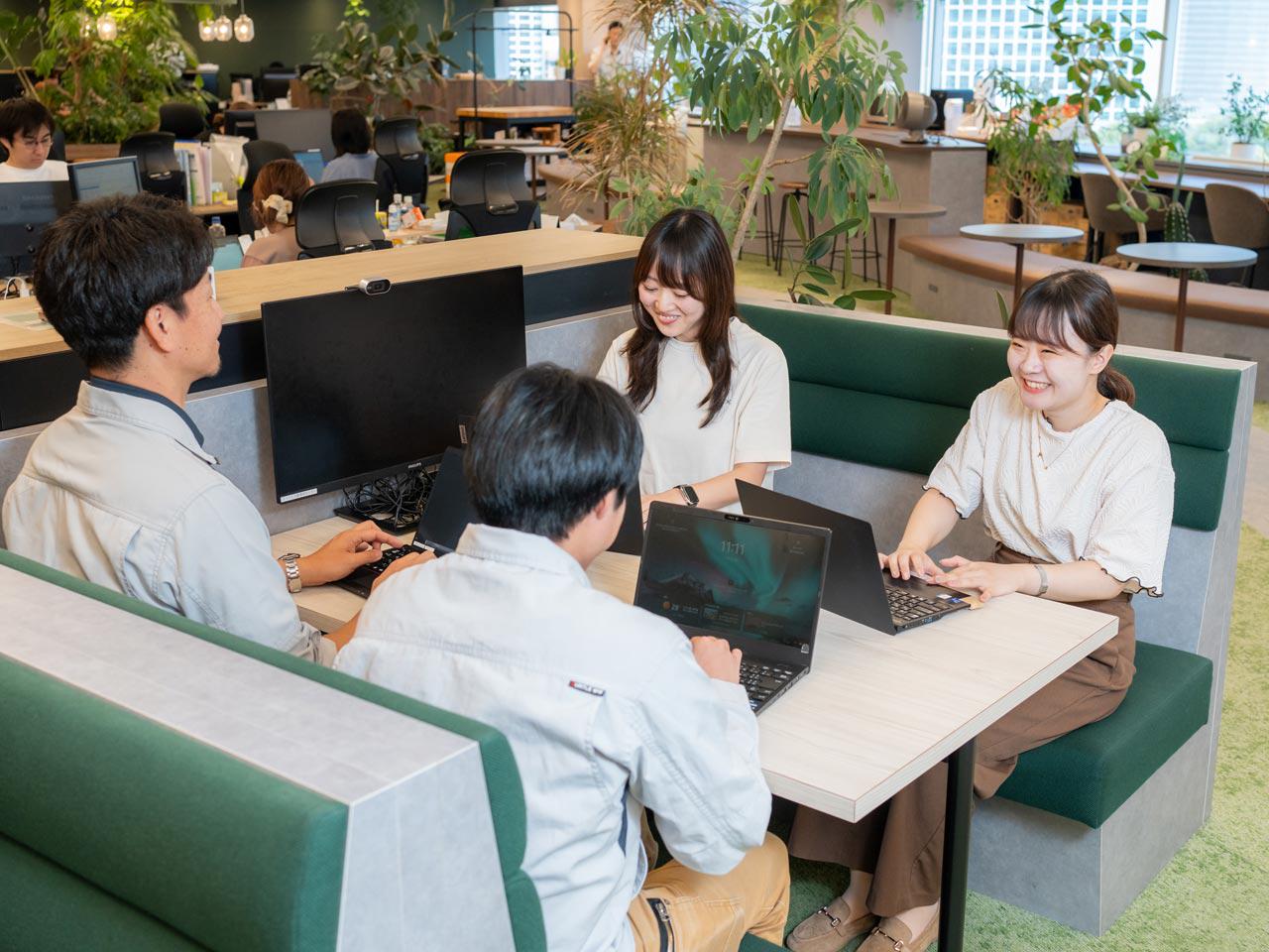 チャレンジを奨励する文化と、残業が全社平均8時間/月と少なく、「くるみん」を認定される働きやすい風土も特徴的である。