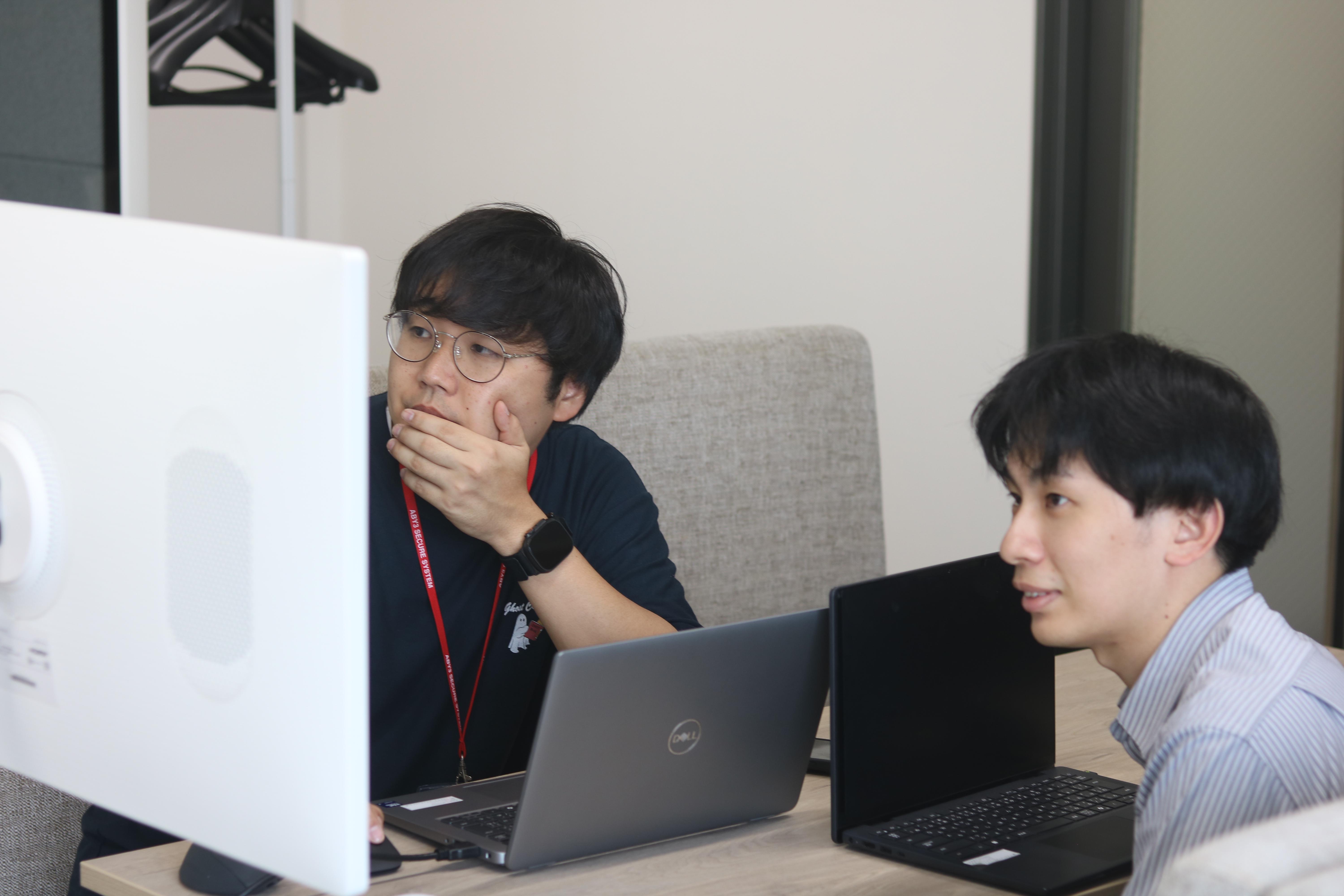 現場で活躍する優秀なエンジニアから、マンツーマンで生きた知識を学ぶことができる。成長を志す技術者にとっては魅力的な環境だろう。