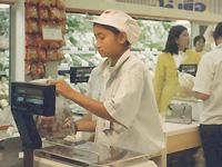 スーパーの対面販売でも<br />コンピュータを内蔵した同社のはかりが使われている