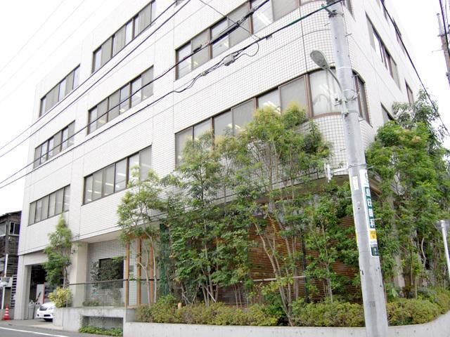 本社外観。中に入ると、ウッディーな温かみのある内装が目を引く。