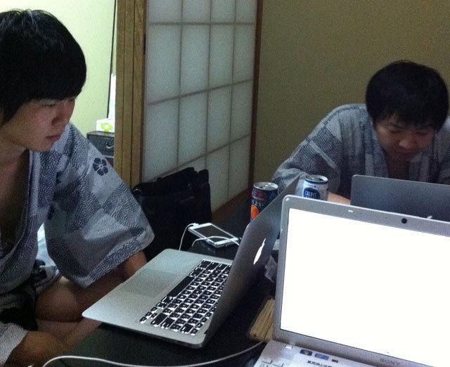 開発合宿の様子。
日々の業務とは離れ、各自が好きな開発を行う。