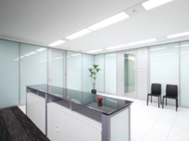 広々としたクリーンなオフィスで、お客様をお出迎え致します。その他、研修室や商談室も設けております。