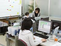 クライアントとの打ち合わせから構築まで<br />1人の担当者が一貫して受け持つ。