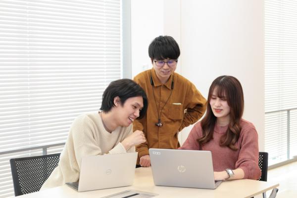 募集している求人：グラフィックデザイナー（プロスポーツチームのデジタルトレーディングカードに関連するPR・グッズなどのグラフィックデザイン）