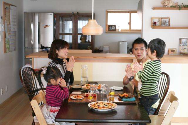 自分たちで育てた野菜を家族で収穫し、家族みんなで食べる。そんな当たり前のようなくらしの中にこそ「幸せ」があるのではないでしょうか。