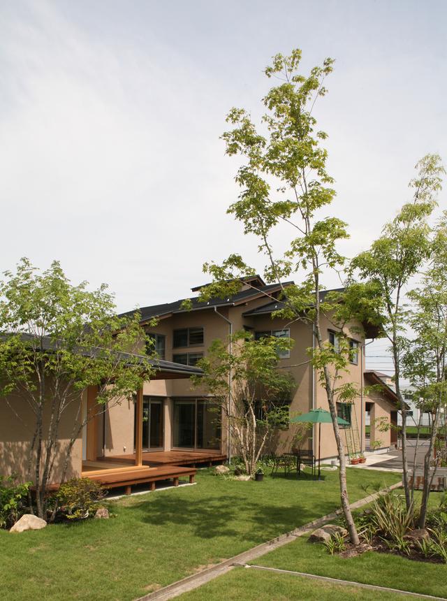 中庭を設けることで、くらしの幅は何倍にも膨らみます。それだけでなく、空間をつなげる役割も果たし、何倍にも勝った「広がり感」を感じられます。