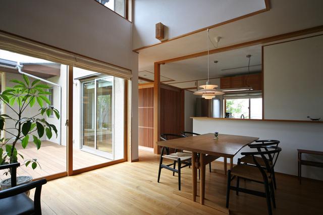 ウッドデッキに面した大きな開口とその頭上にある吹抜けを通して、降り注ぐ陽の暖かさと明るさ。これら自然な柔らかさを全身で感じていただけます。