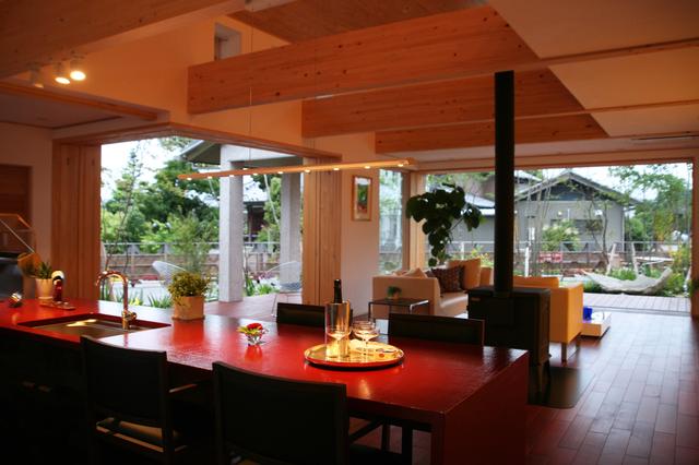 キッチンからも、リビングからも見渡せる大開口。どこからが「庭」で、どこからが「室内」なのかが曖昧ですよね？曖昧さは日本人が感じられる美学の1つ。大空間の中にも不思議と落ち着く空間となっています。