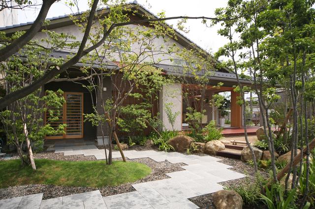 緩やかに曲がりくねったアプローチを通り、我が家へ。仕事モードから解放され、素の自分へと戻ることのできる空間となりますよ。