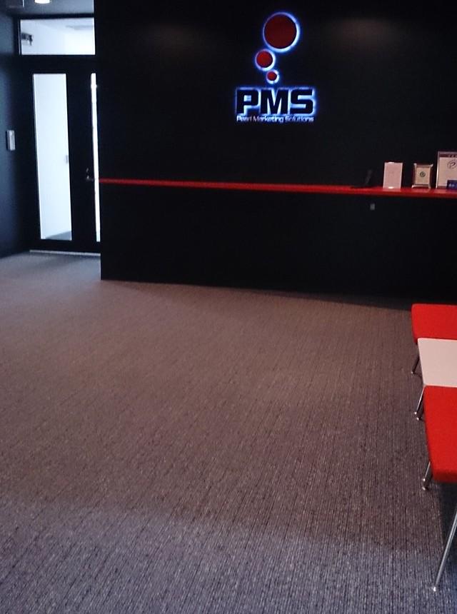 黒と赤を基調とした本社エントランス