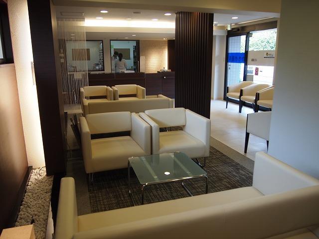 高齢の患者さまが多い店舗では、落ち着きのある空間を演出しています。