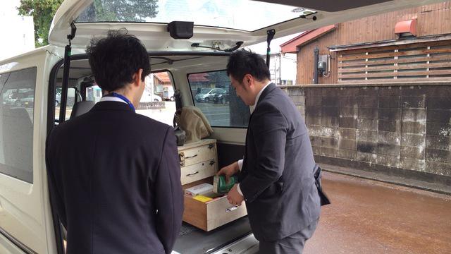 お客様にお届けする商品は、車内で管理されています。