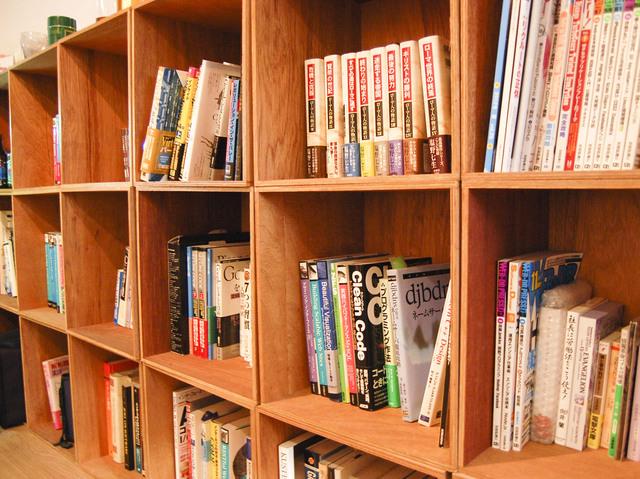 社内には技術本が多数