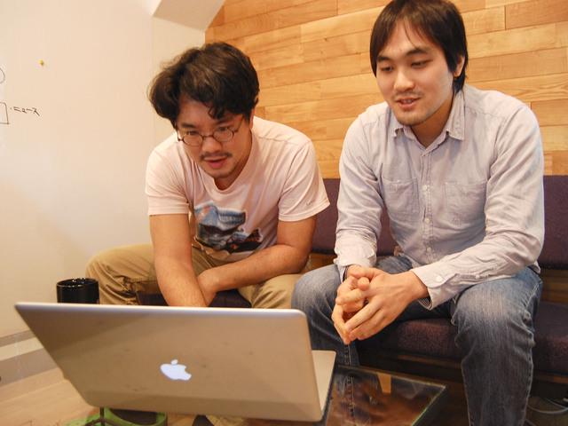 左：代表取締役　安達 真氏