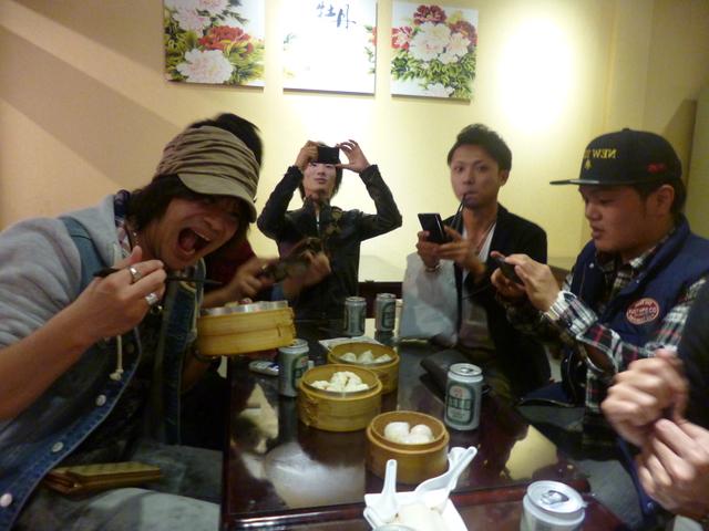 今年の社員旅行の行先はなんと海外！台湾で小龍包にかぶりつきです。