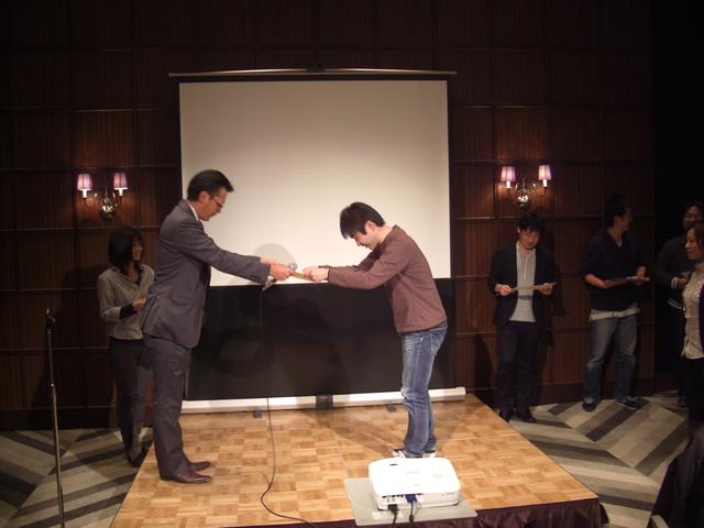 創業１０周年のパーティでは10年勤続者を表彰する一幕も。