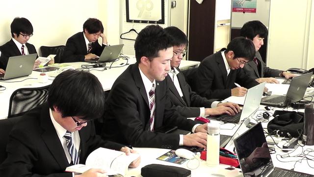 　月1回は社内にて教育研修を行っています。自分が取得した技術を社内にて展開し技術力のアップを図っています。また、高額なセミナーや、書籍代も会社が負担してくれます！