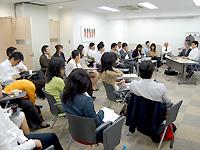 毎月最初の月曜日は<br />オープンなスタイルでの全体会議
