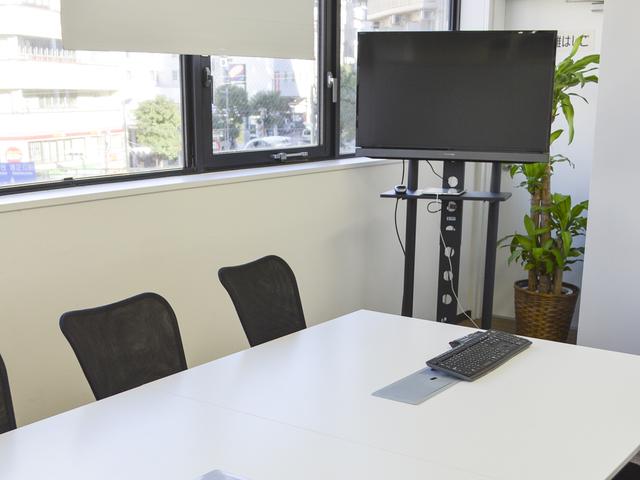 会議室には大型のディスプレイも完備している。