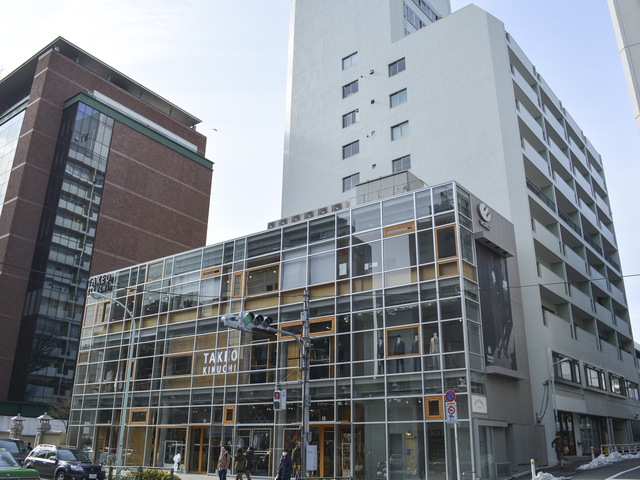 東京オフィスは神宮前駅近くの、オシャレな明治通り沿いにある。