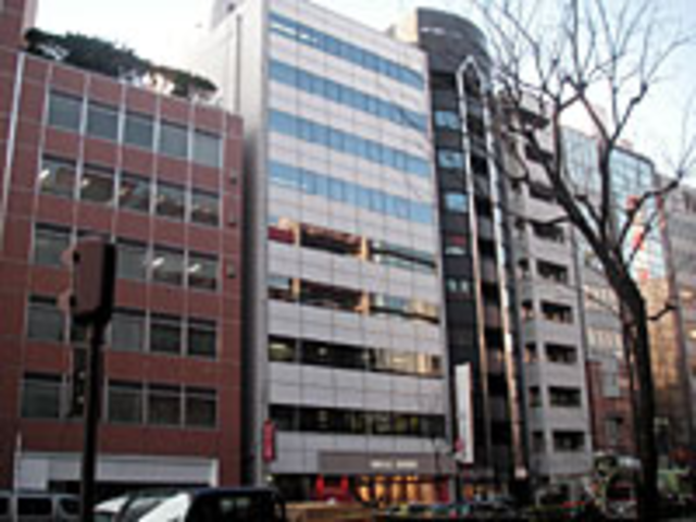 真ん中の白いビルの２階が会議室、４階が働く場所になります。